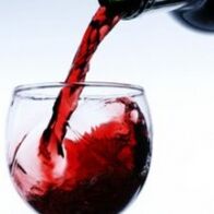 wijn wordt in een glas gegoten
