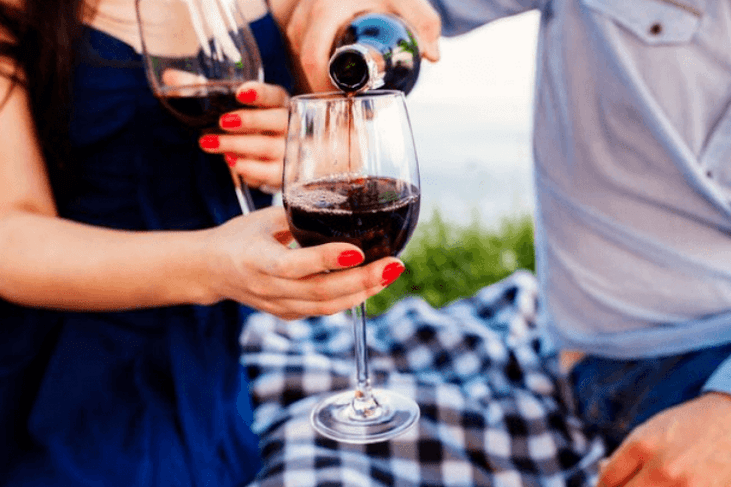 Wijn is de beste alcoholische drank voor een gezellige avond voor de seks